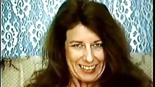 La nonna supplica con la ragazza con il culo per guardare buoni film