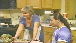Mamma 55 bbw mamma grandi tette anni ama suo figlio, amico e il suo amico commercio del sesso video riassunto trade
