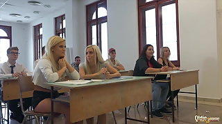 Studenti di College anziane signore fino scopare il loro professore in classe hardcore figlia video sesso ragazzo