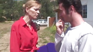 Milf porno maturo scopa giovane meccanico su un divano teen video di sesso con carta di credito